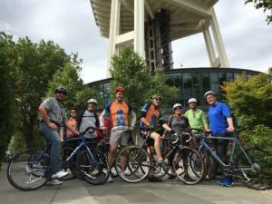 努力工作，尽情玩乐! Unico Employees Enjoying A Bike Ride to the Seattle Space Needle