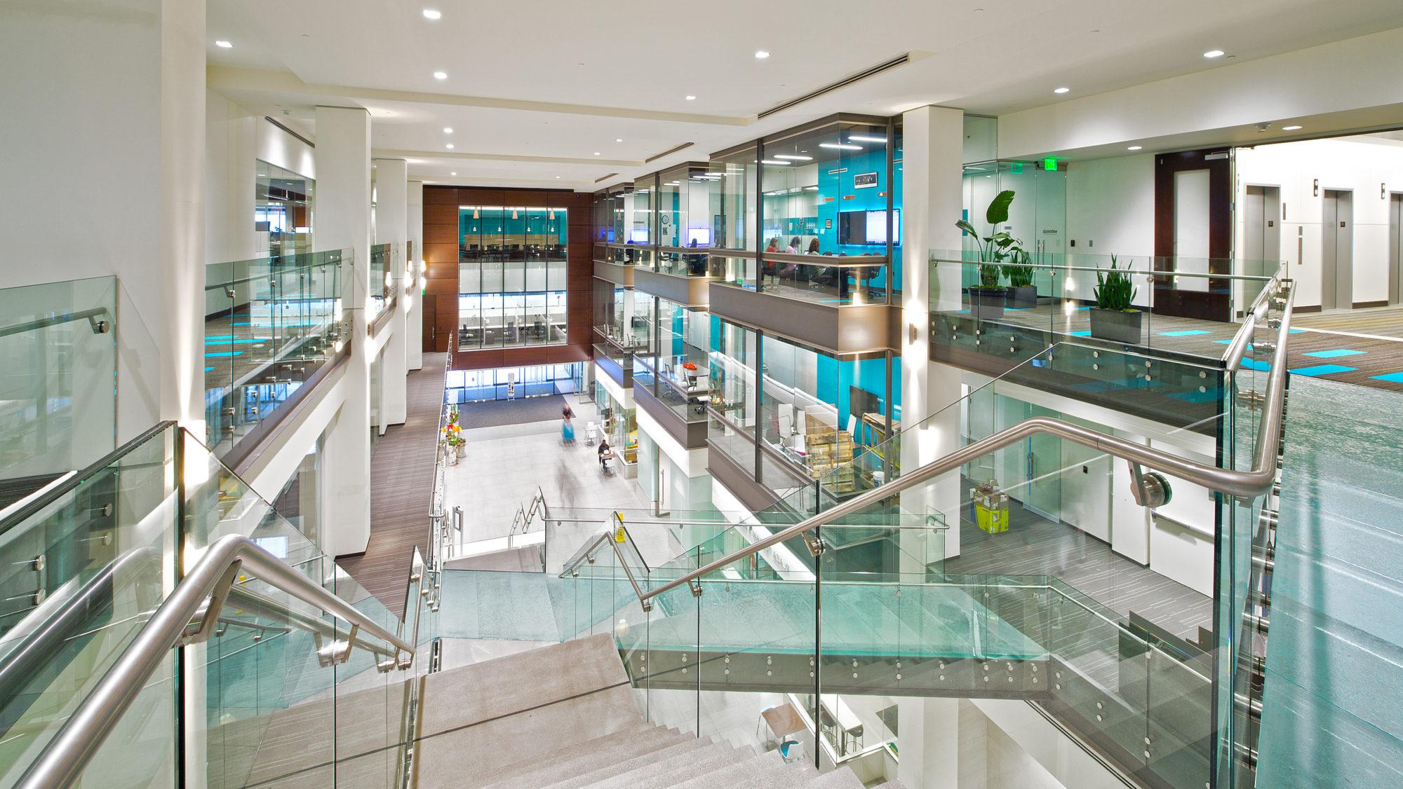 US Bancorp大厦内部采用现代玻璃和木材饰面.