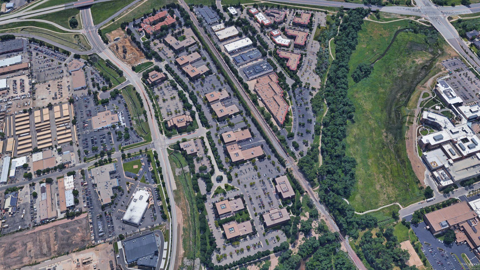 博尔德的鸟瞰图显示了珍珠东和蒂拉中心的商业校园.